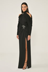 OMUZLARI AÇIK BOYUN VE BELDEN AKSESUARLI KREP UZUN ELBİSE