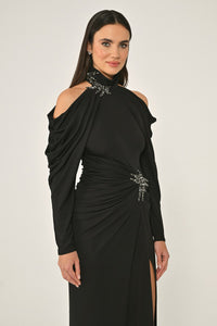 OMUZLARI AÇIK BOYUN VE BELDEN AKSESUARLI KREP UZUN ELBİSE