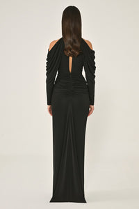 OMUZLARI AÇIK BOYUN VE BELDEN AKSESUARLI KREP UZUN ELBİSE