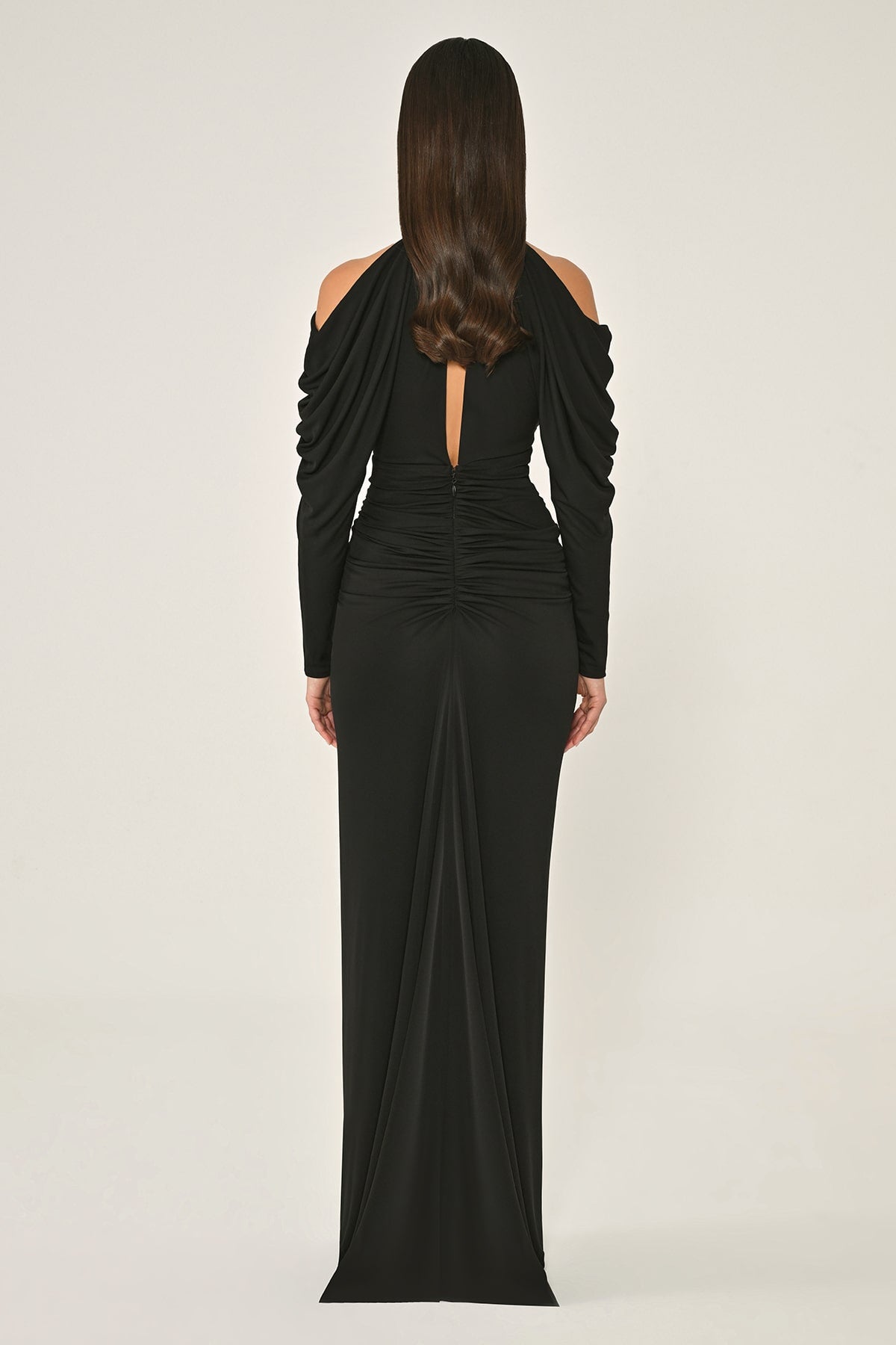 OMUZLARI AÇIK BOYUN VE BELDEN AKSESUARLI KREP UZUN ELBİSE