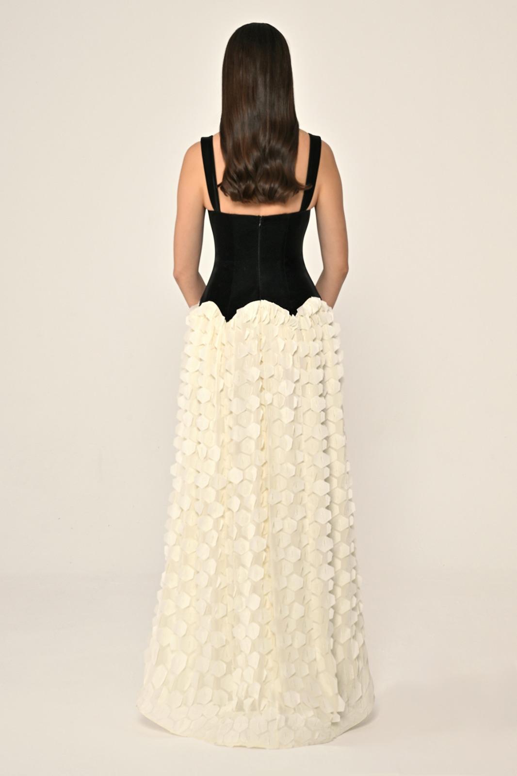 ÜST LATEKS KUMAŞ ETEĞİ ÜÇ BOYUTLU UZUN ABİYE ELBİSE