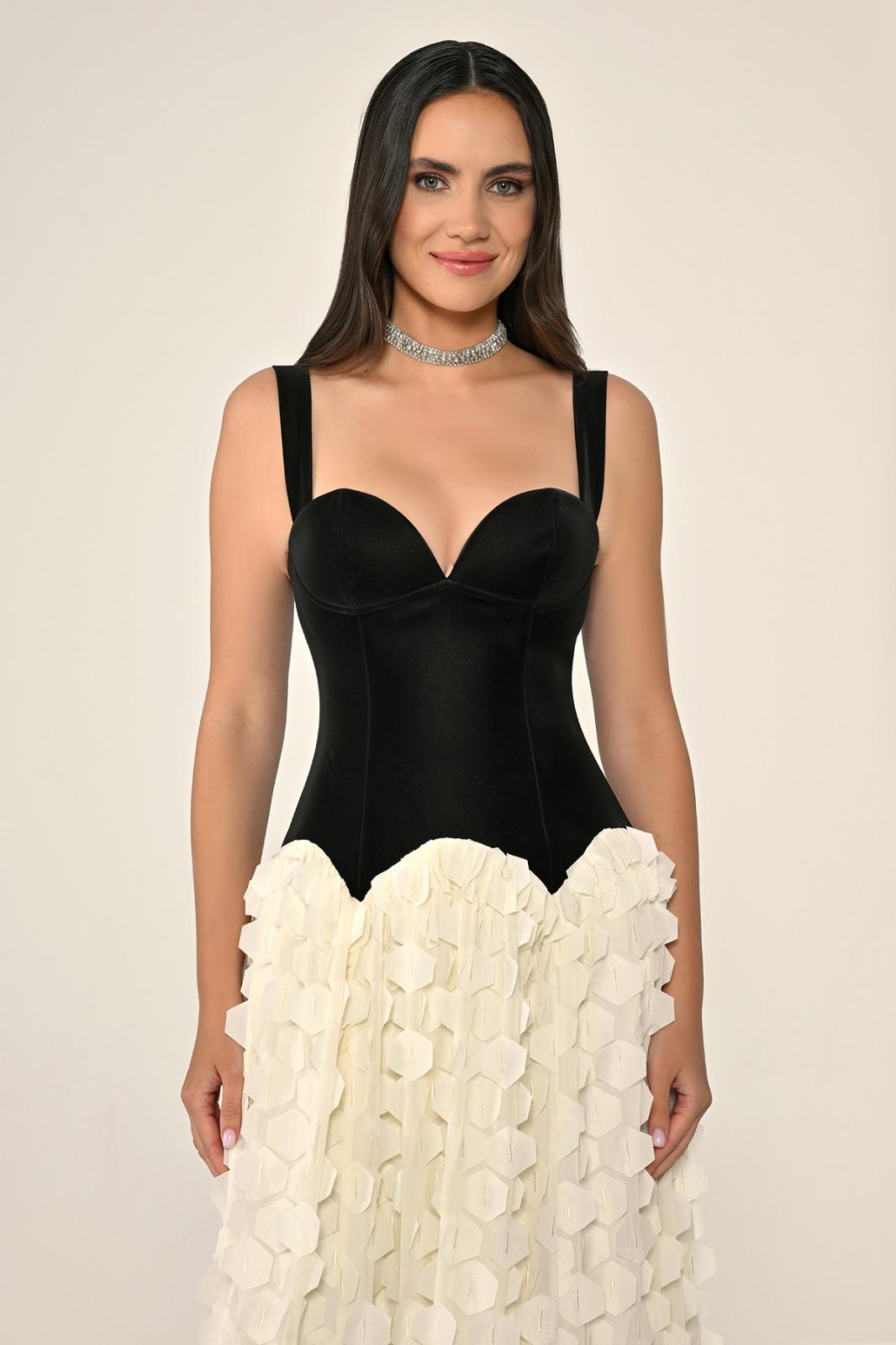 ÜST LATEKS KUMAŞ ETEĞİ ÜÇ BOYUTLU UZUN ABİYE ELBİSE