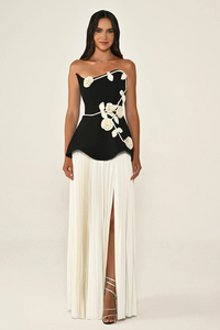 STRAPLEZ ÇİÇEK AKSESUARLI KREP ETEĞİ PİLİSELİ UZUN ABİYE ELBİSE