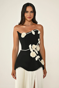 STRAPLEZ ÇİÇEK AKSESUARLI KREP ETEĞİ PİLİSELİ UZUN ABİYE ELBİSE