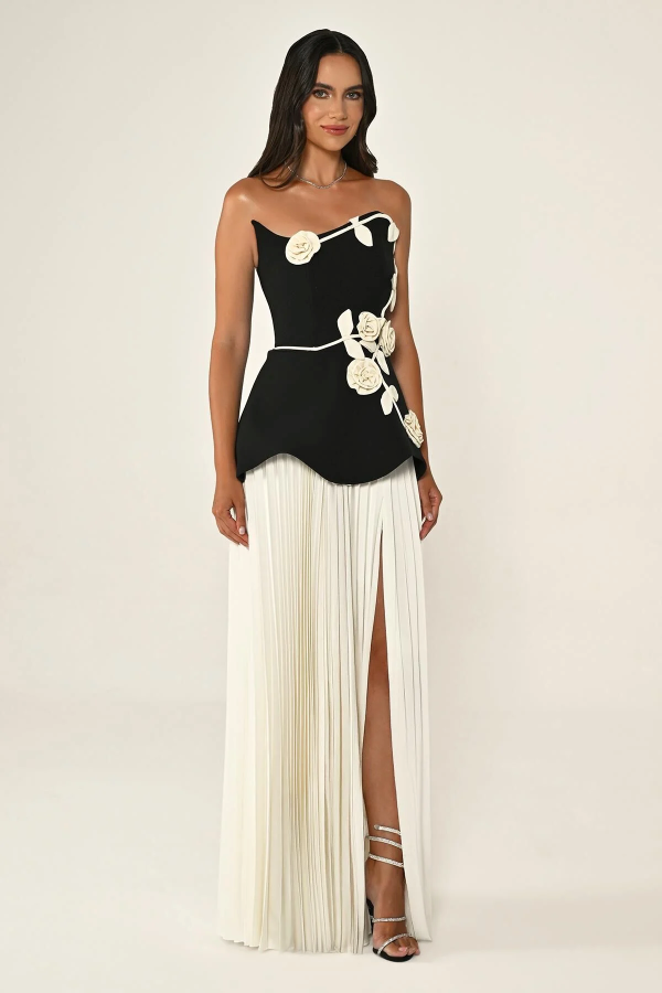 STRAPLEZ ÇİÇEK AKSESUARLI KREP ETEĞİ PİLİSELİ UZUN ABİYE ELBİSE