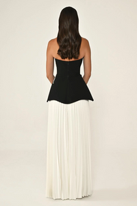 STRAPLEZ ÇİÇEK AKSESUARLI KREP ETEĞİ PİLİSELİ UZUN ABİYE ELBİSE