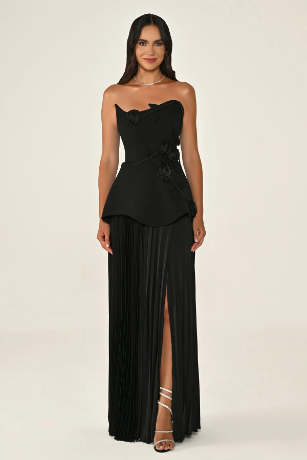 STRAPLEZ ÇİÇEK AKSESUARLI KREP ETEĞİ PİLİSELİ UZUN ABİYE ELBİSE