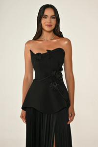 STRAPLEZ ÇİÇEK AKSESUARLI KREP ETEĞİ PİLİSELİ UZUN ABİYE ELBİSE