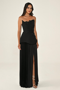 STRAPLEZ ÇİÇEK AKSESUARLI KREP ETEĞİ PİLİSELİ UZUN ABİYE ELBİSE