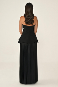 STRAPLEZ ÇİÇEK AKSESUARLI KREP ETEĞİ PİLİSELİ UZUN ABİYE ELBİSE