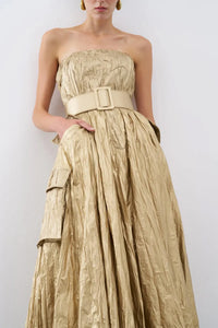 KEMER DETAYLI STRAPLEZ PARLAK ABİYE ELBİSE