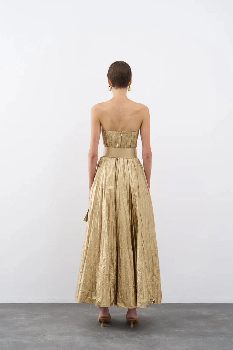 KEMER DETAYLI STRAPLEZ PARLAK ABİYE ELBİSE