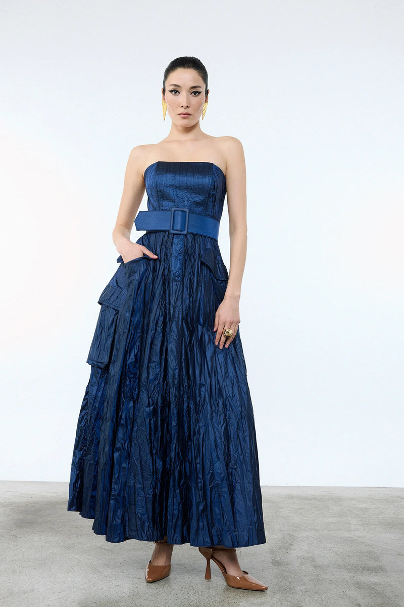 KEMER DETAYLI STRAPLEZ PARLAK ABİYE ELBİSE