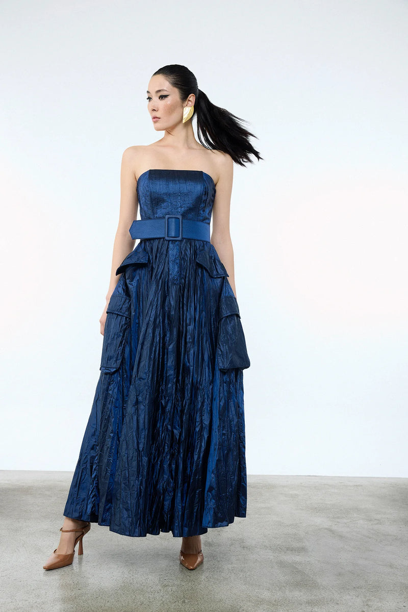 KEMER DETAYLI STRAPLEZ PARLAK ABİYE ELBİSE